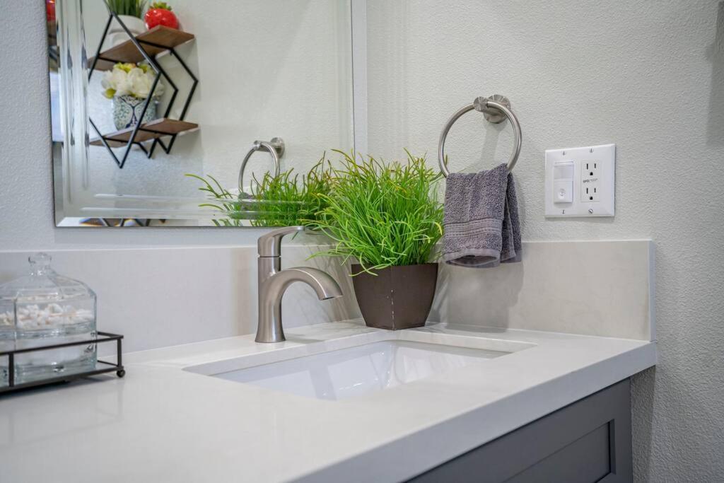 Incredible Value For 12 Guests, New 3br By Disneyland, Knott's, Hébergement de vacances Midway City